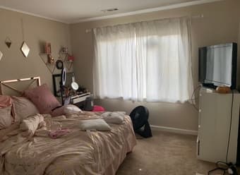 Master bedroom in 3B2B House in EPA - Ladies Only 1