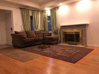 4BR/2BA 2000sf Furnished House with backyar 1