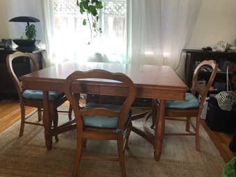 Expandable Dining table with 8 chairs 1