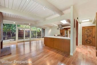 Large room for rent in newly renovated house <10 mins from Stanford 1