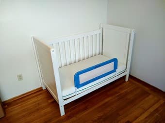 DELTA Convertible Crib + Mattress + 2 waterproof covers 1