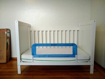 DELTA Convertible Crib + Mattress + 2 waterproof covers 3