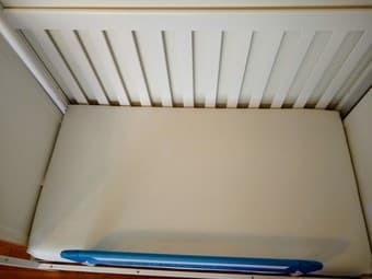 CRIB + Mattress + 2 waterproof covers 2