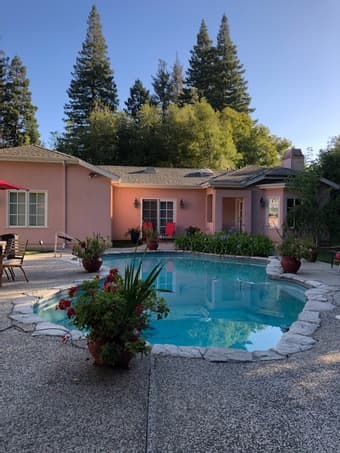 1b1b includes daily breakfast, weekly housekeeping, pool + parking 2