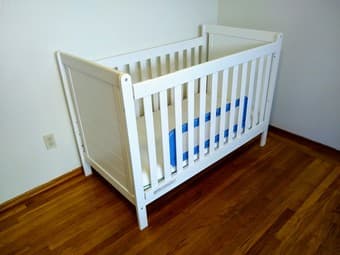 DELTA CONVERTIBLE CRIB + Mattress + Waterproof protector 1