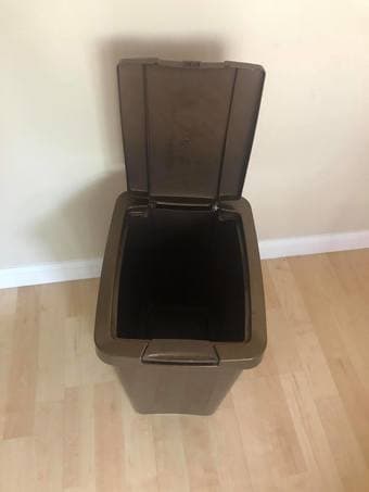 7.5 Gal Trash Can + Many Bags 3