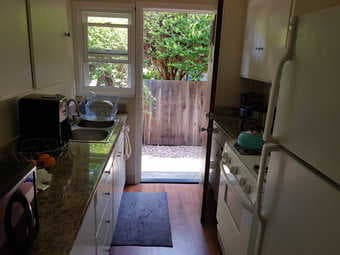 Sept 7- 1BR private unit with a g/f balcony- 4min to Menlo Park train 3
