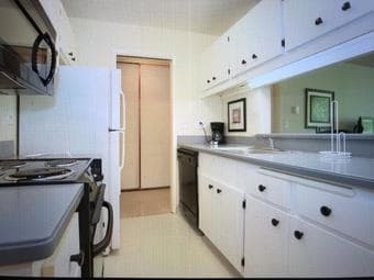 Furnished room in upscale apartment in Atherton 2B2B from now on 2