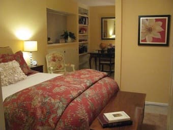 1b1b includes daily breakfast, weekly housekeeping, pool + parking 2