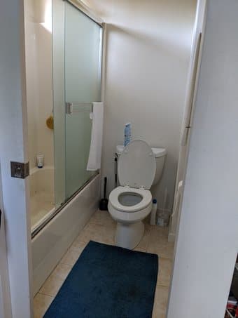 Room with private bath in a great community - 3 miles from Stanford 2