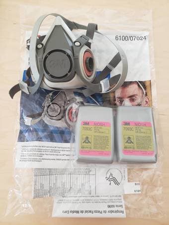 3M 6100 respirator SMALL with 2 PCS 7093c P100 Filter Cartridges 1