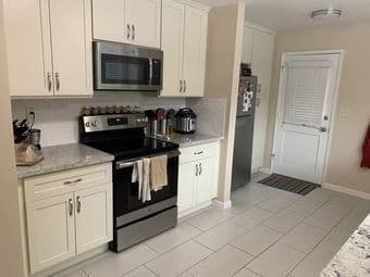 Huge Master Bedroom in Cute Menlo Apartment 3