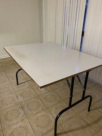 Simple elegant white fold-up table 2