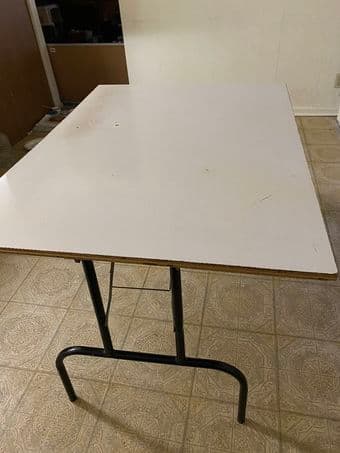 Simple elegant white fold-up table 3