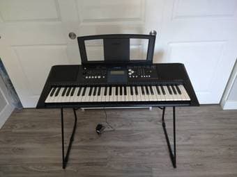 Yamaha PSR-E333 Keyboard plus Stand and Music Rest (Mountain View) 1