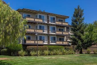 Apartment by Campus in High-End Oak Creek Complex 3
