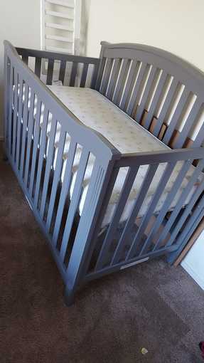 Crib with mattress new used couple of times 2