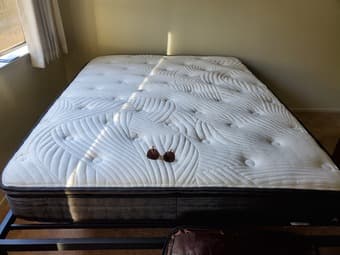 Nice and new mattress and bed frame 2