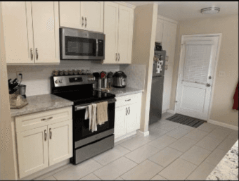BEAUTIFUL MASTER ROOM AVAILABLE, LOTS OF SPACE 2