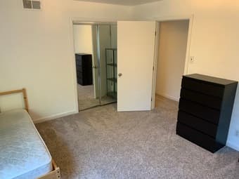 Large Master Bedroom Walking Distance to Campus 2