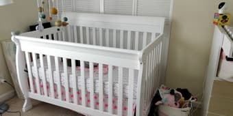 DaVinci Kalani crib + sealy mattress (worth $350) 1