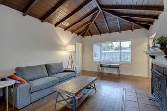 Large room in house near Cal Ave 2