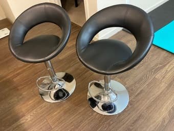 Almost new bar stools set 1