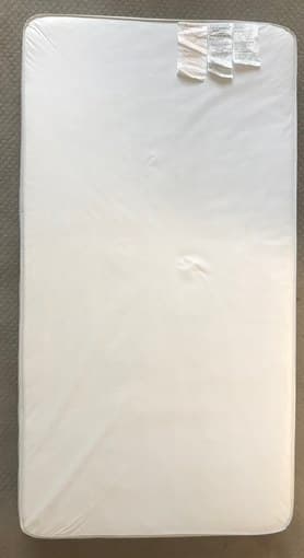 Baby mattress with cover and fitted sheets 3