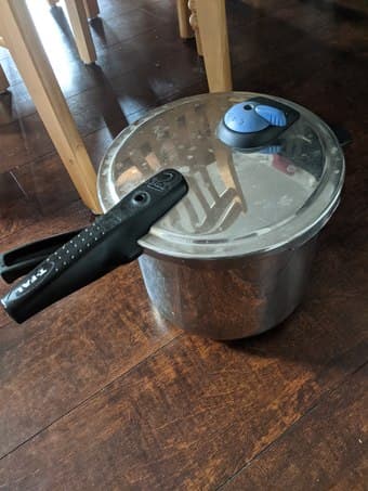 7.5 L Stainless Steel Pressure cooker 1
