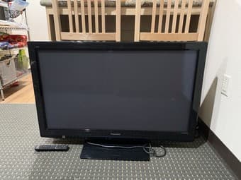 40" 1080p Panasonic Plasma HD TV and Wall Mount 2
