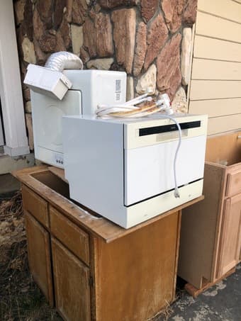 Free dormitory dish washer ,dryer , refrigerator, queenbed(menlo park) 3