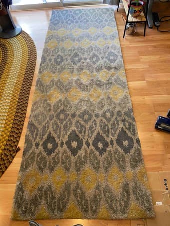 Gray and yellow argyle patterned rug 2