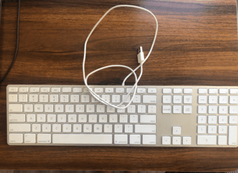 Full size Apple Mac wired keyboard (like-new) 1