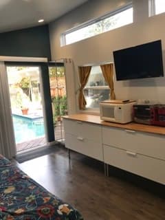 Adorable separate poolhouse studio w/priv entrance 3