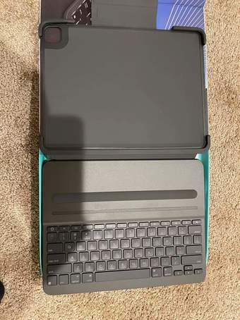 Logitech SLIM FOLIO PRO Backlit Bluetooth Keyboard Case for iPad Pro 3