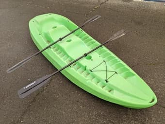 Durable green 10 ft, 3-person, Ocean Kayak, with 2 Double-Sided Oars i 2