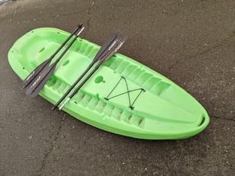Durable green 10 ft, 3-person, Ocean Kayak, with 2 Double-Sided Oars i 3