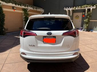 Toyota RAV4 2018 white LE 1