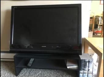 Hitachi smart TV 32” + stand 1
