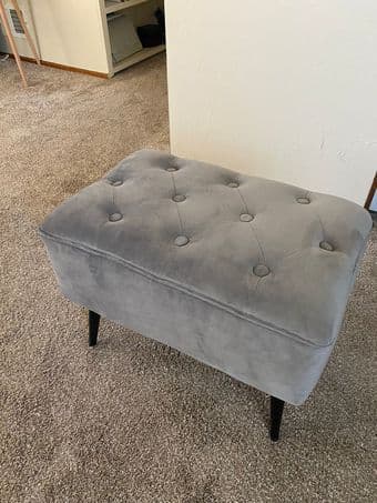 Tufted Grey Ottoman in excellent condition 1