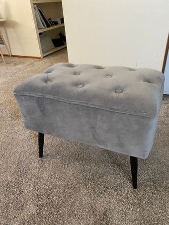Tufted Grey Ottoman in excellent condition 2