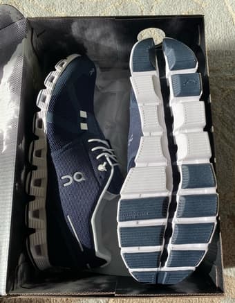 2 pairs On Cloud (M10, W7) 1