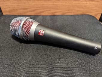 sE v7 Dynamic XLR Microphone 1