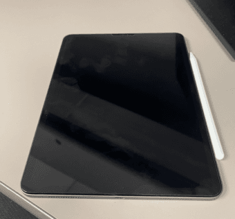 IPAD pro 11" like new + apple pecil 2 like new 1