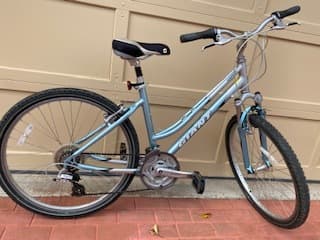 Giant Sedona Women's Bike in excellent condition! HT of 5ft3 to 5ft8. 2