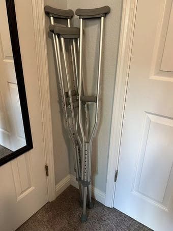 Crutches 5$/pair 1