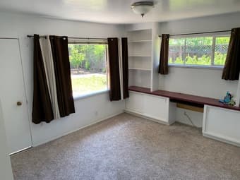 Large Bedroom Walking Distance to Campus 1