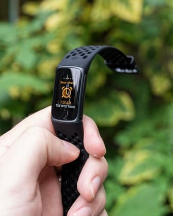 Fitbit Charge 5 1