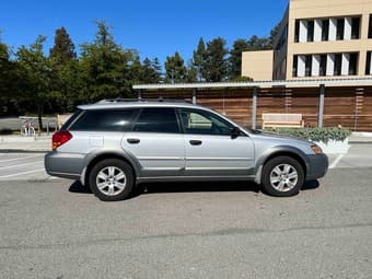 2005 Subaru Outback 2.5i AWD w/ CarPlay, 119K miles in great condition 2