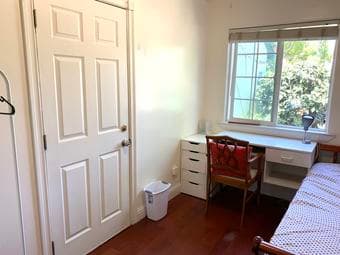 Furnished room available for rent near Stanford 1
